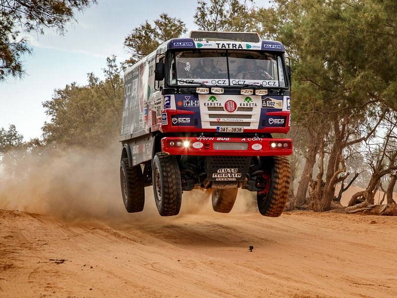 Jako nůž máslem projížděla Tatra 815 Buggyra dunami africké pouště. V pouštní oáze posádka najezdila několik tisíc kilometrů.