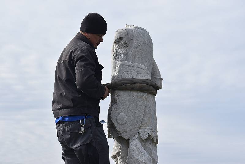 V Hlince před mnoha lety vandal změnil památník padlým  na Bezhlavého rytíře. V restaurátorské dílně rytířovi vrátí tvář, aby se zase stal důstojnou pietou.