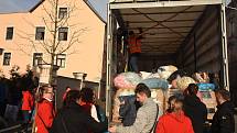 Charita Krnov vypravila společně s dalšími partnery dva kamiony s humanitární pomocí pro Ukrajinu. Do cíle ve Slavjansku by měly dorazit v sobotu.