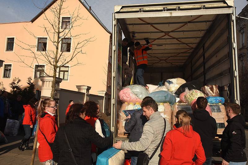 Charita Krnov vypravila společně s dalšími partnery dva kamiony s humanitární pomocí pro Ukrajinu. Do cíle ve Slavjansku by měly dorazit v sobotu.