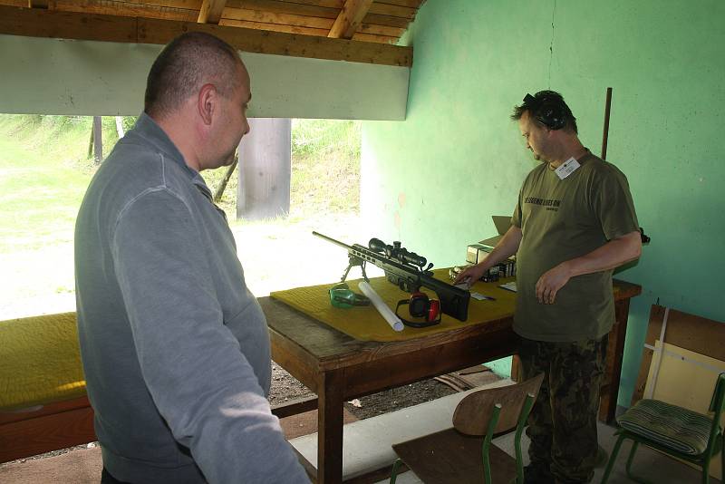 Střelci všech generací, pokročilí i úplní začátečníci, se v sobotu vydali na krnovskou střelnici. Lákala je nabídka prohlédnout si na sedmdesát různých zbraní a případně některé hned otestovat.