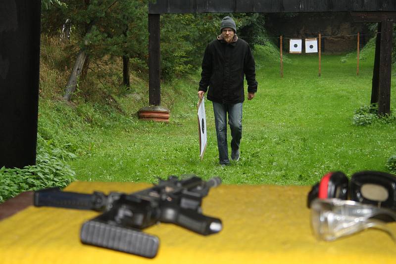 Střílení pod dohledem zkušených instruktorů si v Krnově mohly v sobotu vyzkoušet dospělí bez zbrojního průkazu i děti.