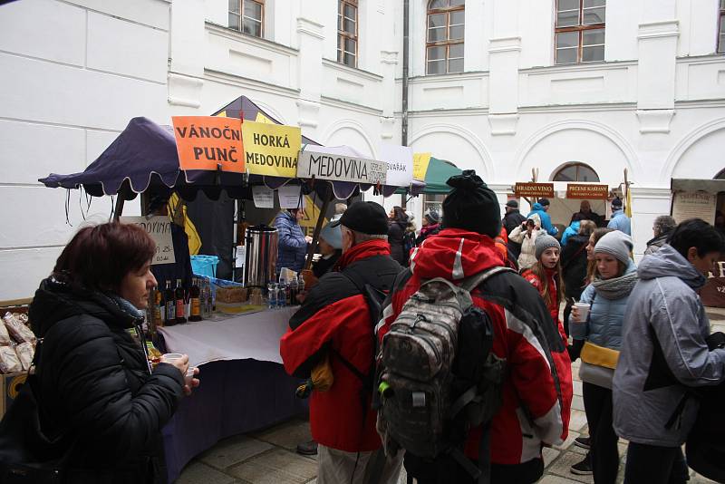 Linhartovský zámek hostil  jarmark, na který přišlo přes 2,5 tisíce lidí.