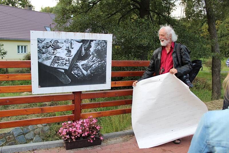 Lomnice se změnila ve výstavní síň pod širým nebem s fotografiemi Jindřicha Streita.