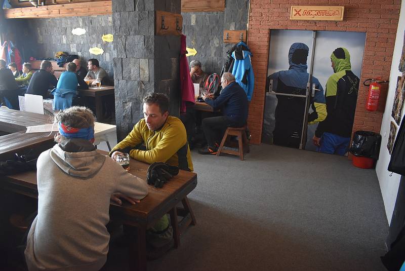 Na Pradědu ve výšce 1492 metrů funguje nejvýše položená restaurace v České republice. Najdeme zde spoustu dalších výškových rekordů.