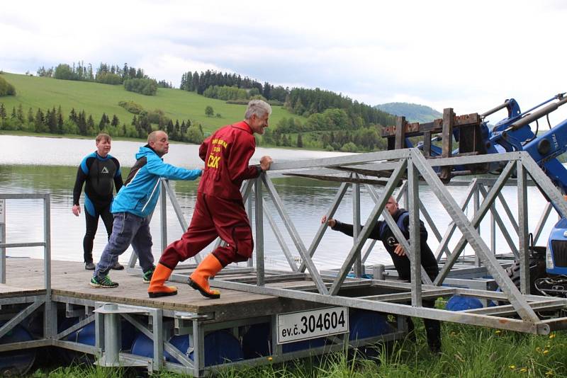 Bruntálští vodní záchranáři před letní sezonou spouštěli na hladinu Slezské Harty dvě mola, jedno vlastní a druhé pro elektroloď Harta.