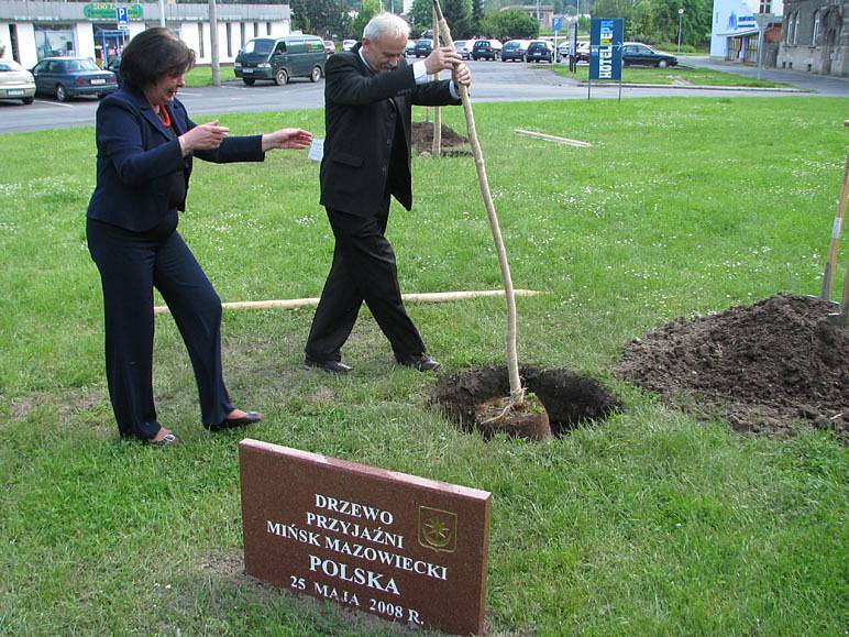 Vysazení nových stromů přátelství bylo v teplém počasí docela náročné. Nejvíce práce připadlo na starostku Krnova Renatu Ramazanovou, která pomáhala svým protějškům zasadit všechny tři stromy. 