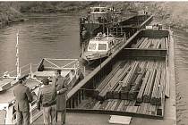 Dobový snímek z roku 1978, na kterém jsou zachyceni celníci při odbavování nákladu v  přístavu Bohumín.