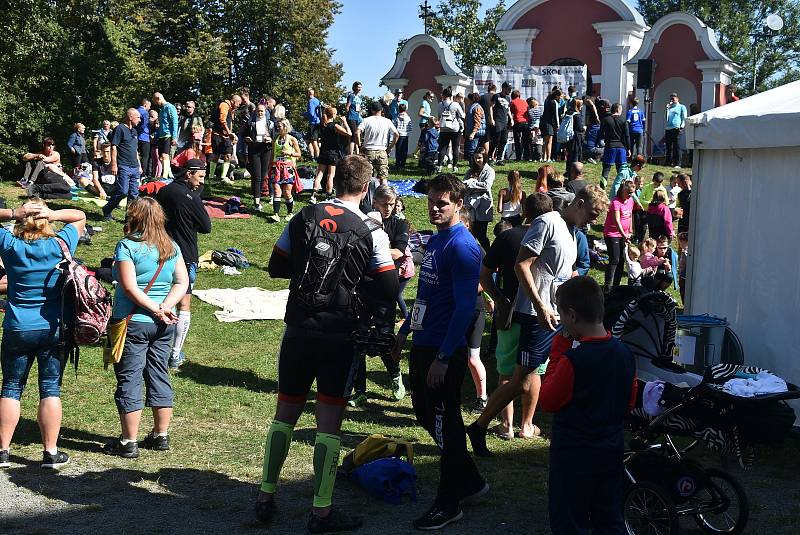 Na Cvilíně bylo v sobotu pořádně živo. Fanoušci povzbuzovali běžce do schodů, a svatebčané vítali ženicha s nevěstou na traktoru.