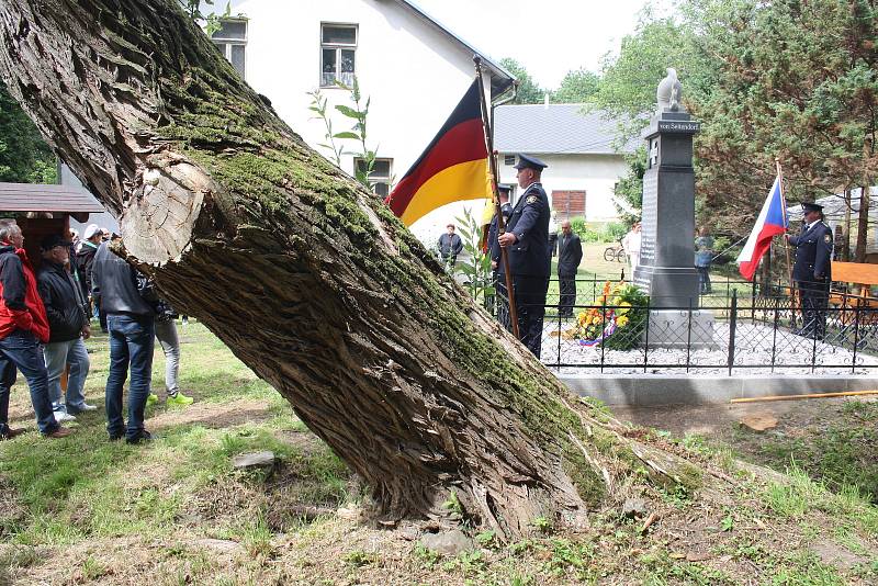 Byl to dojemný okamžik, když se v roce 2018 Češi a Němci setkali v Dívčím Hradě u památníků padlých. Společně oslavili konec první světové války před sto lety.