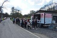 Lidé přijíždí do Lichnova vystát frontu na zmrzlinu Tess Gemelové. Tatérka a výtvarnice se kvůli lockdownu rekvalifikovala na zmrzlinářku. Květen 2021.