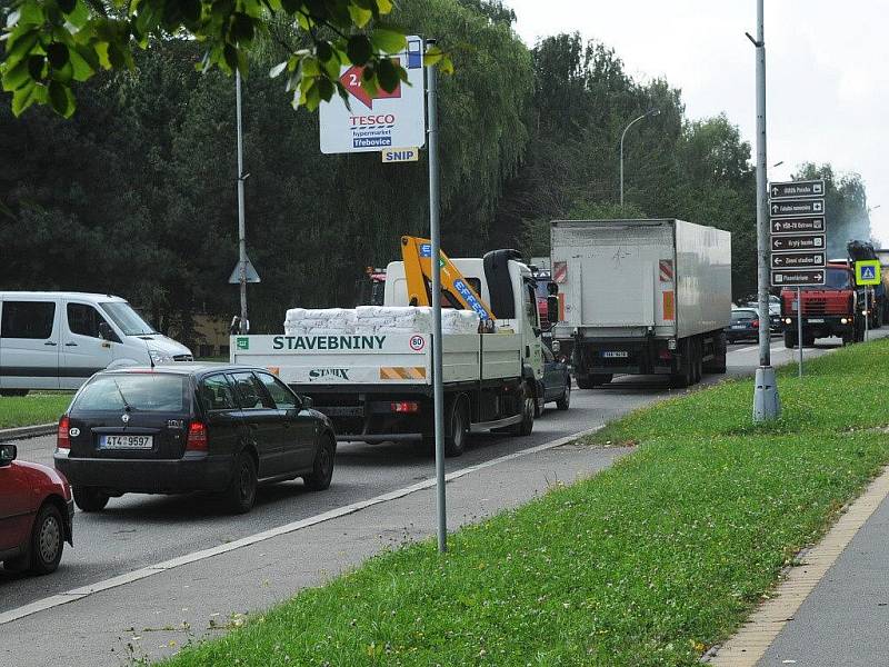 Nemalé dopravní komplikace způsobuje řidičům oprava ulice 17. listopadu v Ostravě-Porubě, která začala v úterý nad ránem.