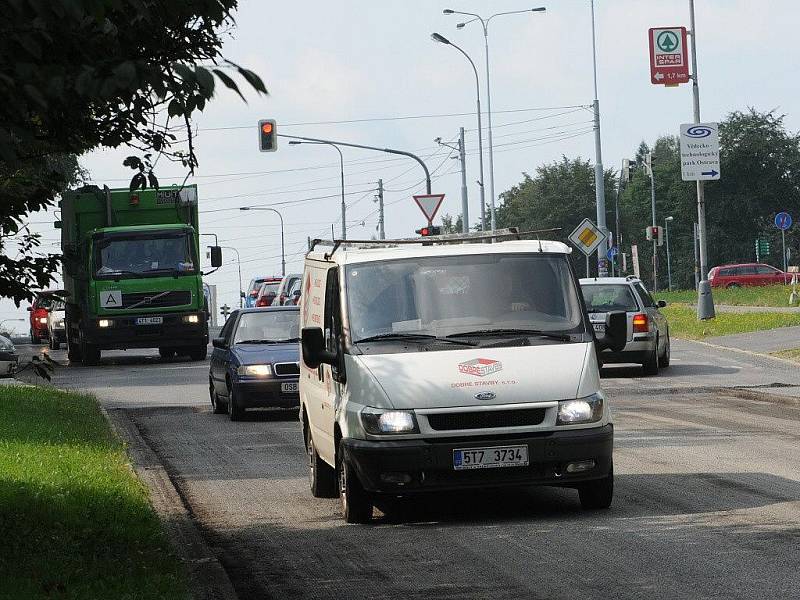 Nemalé dopravní komplikace způsobuje řidičům oprava ulice 17. listopadu v Ostravě-Porubě, která začala v úterý nad ránem.