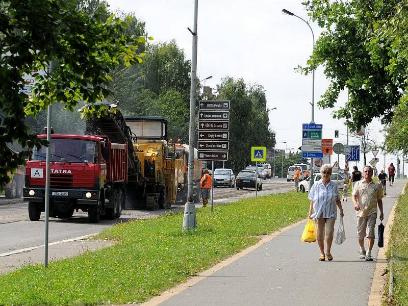 Nemalé dopravní komplikace způsobuje řidičům oprava ulice 17. listopadu v Ostravě-Porubě, která začala v úterý nad ránem.