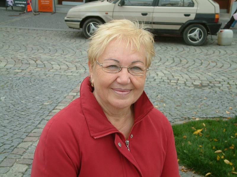 JARMILA ŠTULAJTEROVÁ, 66 let, Bruntál: "Asi zvolím komunisty. Za nich mi bylo líp."