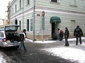 Zlatnictví na náměstí Jana Žižky v samotném centru okresního města Bruntál přepadli v pátek 4. února zhruba hodinu před polednem údajně ozbrojení lupiči. 