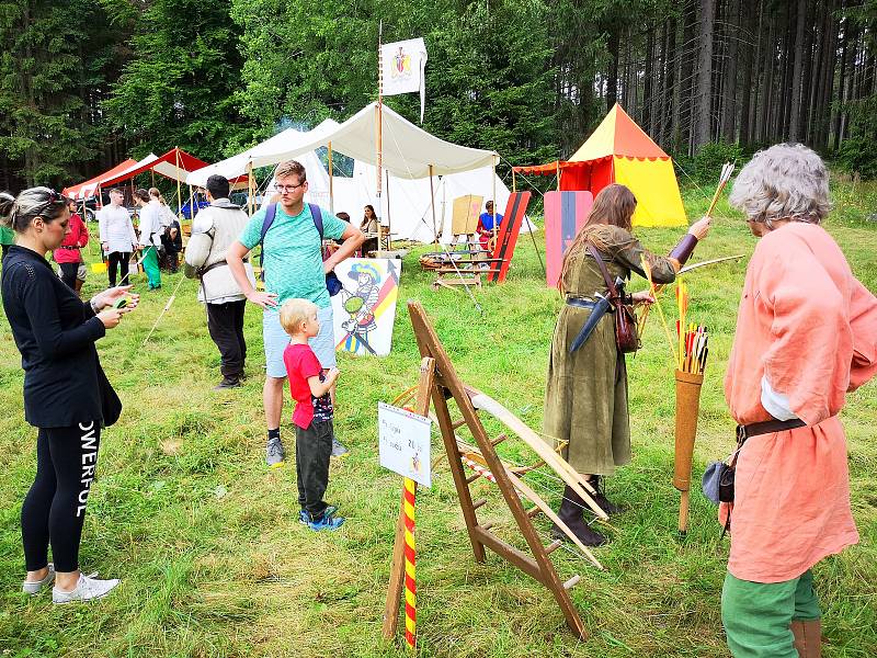 Lesní slavnost Lapků z Drakova vznikla před patnácti lety, aby připomenula tradici hutnictví a zpracování železa v Jeseníkách.