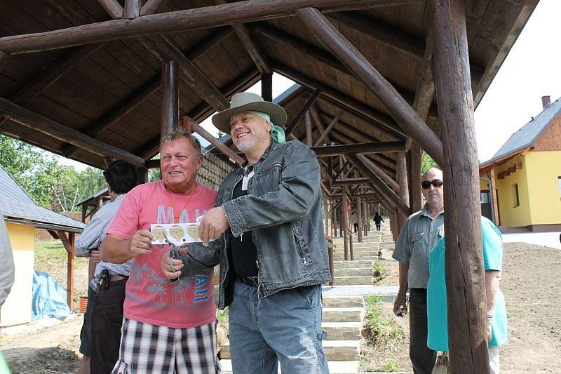 V Janovicích u Rýmařova bylo otevřeno Muzeum turistických známek. Je zde u Nultý rozcestník, který má známkové místo 2000.