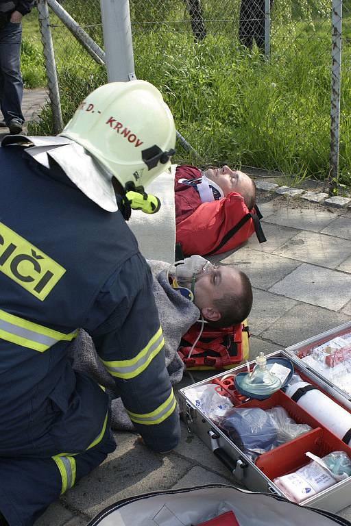 Škodovka pod mostem nedaleko krnovského bazénu byla náročným cvičením pro hasiče a záchranáře, ale vynikající podívanou pro náhodné kolemjdoucí. 