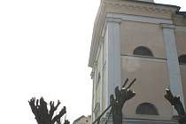 Ořez dřevin na náměstí Sv. Michala.