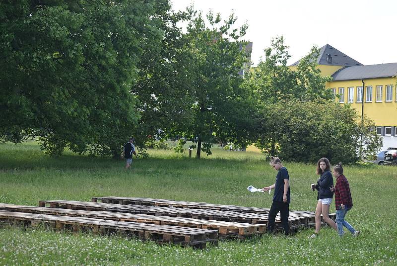 Festival Landscape hravou formou nabízí  Krnovanům zamyšlení nad městem a jeho funkcemi. Veřejné prostory oživily výstavy a umělecké instalace.