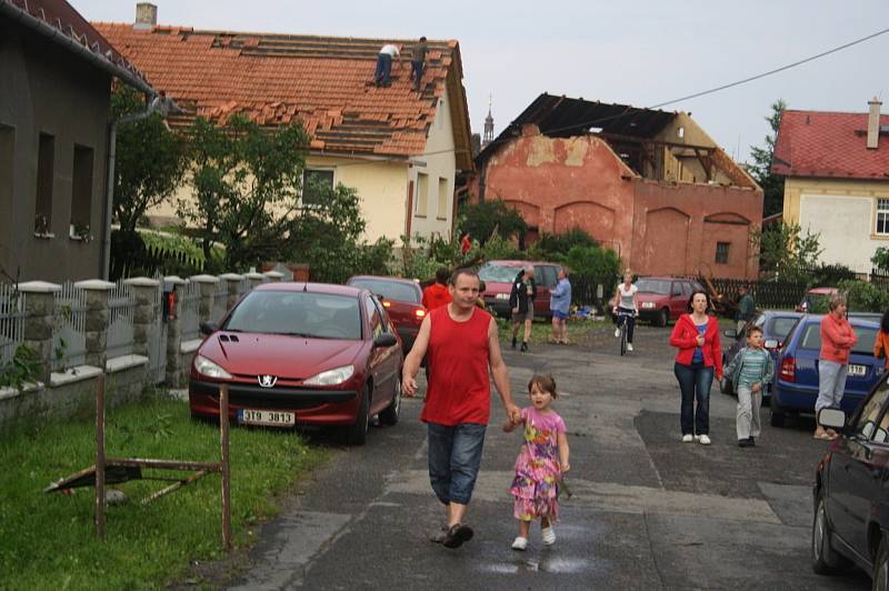 Následky ničivého tornáda na Krnovsku, červen 2013.