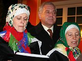 Chorvatský premiér Ivo Sanader (uprostřed) v roce 2008 odhalil v Jevišovce základní desku Chorvatského domu. Bude muzeem tradic původního chorvatského obyvatelstva. Chorvaté, kteří od roku 1948 žijí po republice, se do Jevišovky na hody chystali 5.  žáří.