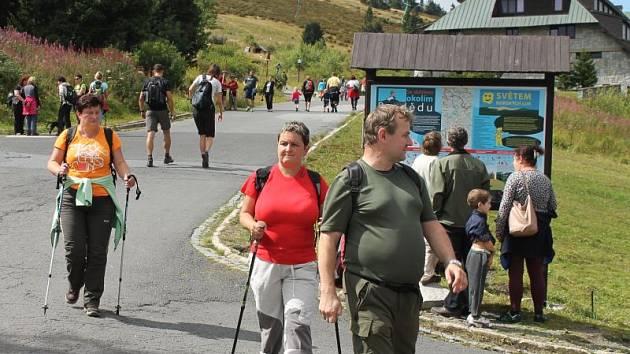 Turistický ruch a jeho podpora je jednou ze základních priorit Euroregionu Praděd. Na snímku rekreanti na Ovčárně.