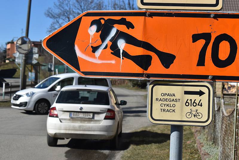 Svobodné Heřmanice leží na hranici okresů Bruntál a Opava. Máme je spojené hlavně se zatopeným břidlicovým lomem Šifr.