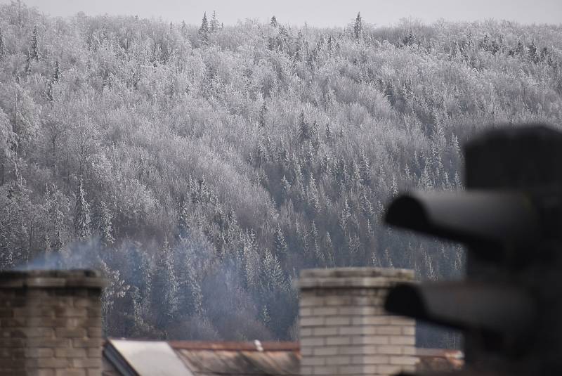 Krajina kolem Valšova v neděli odpoledne nabídla překvapivě ostrou hranici mezí sněhem a deštěm.