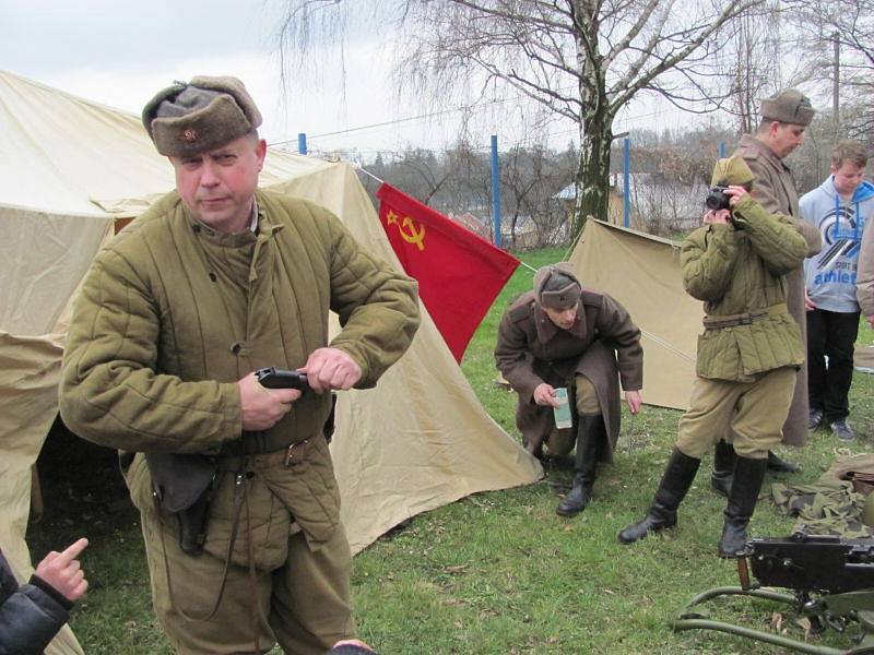 Osoblahou se jako před sedmdesáti lety rozléhaly výstřely a povely v ruštině i němčině. V uniformách Wehrmachtu a Rudé armády se představil Klub vojenské historie KVH Maxim.