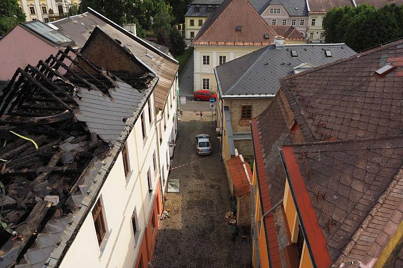 Požár bývalého hotelu Hruška v centru Bruntálu. Úterý 9. června.