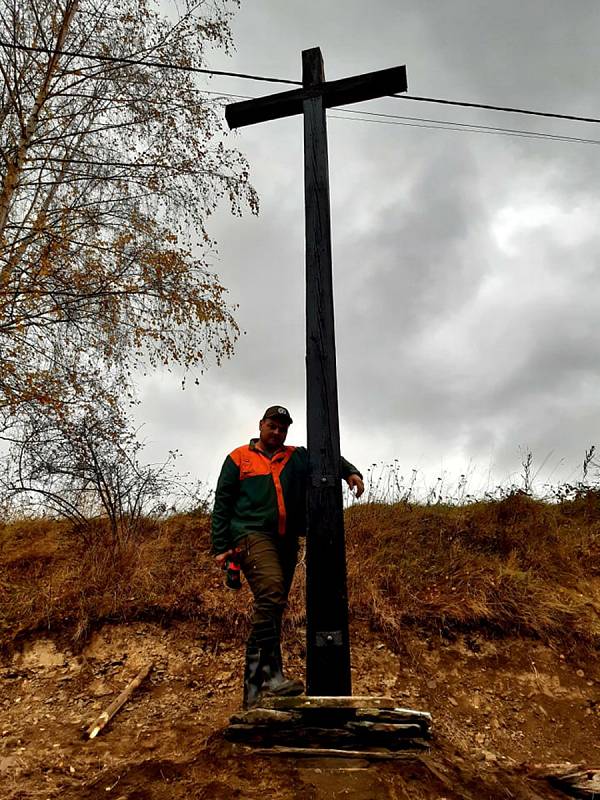 Kříž v Holčovicích Spáleném se díky hasičům vrátil opravený na své místo.