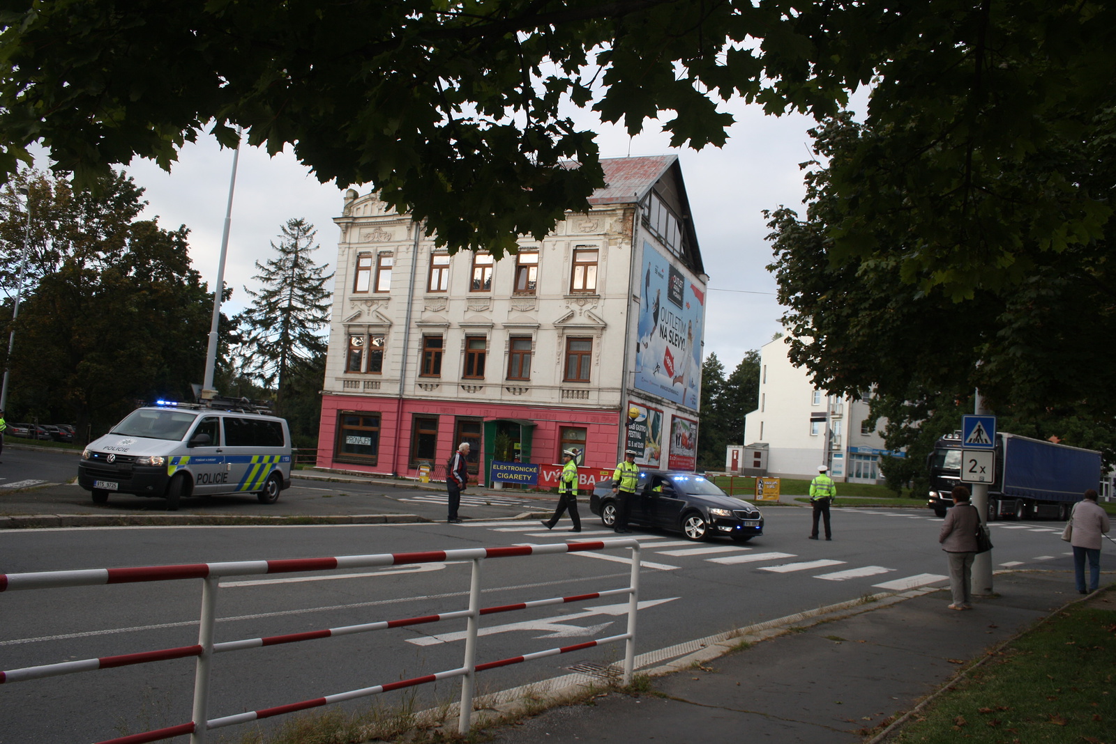 Na Říčním okruhu auto srazilo dva školáky na přechodu - Bruntálský a  krnovský deník