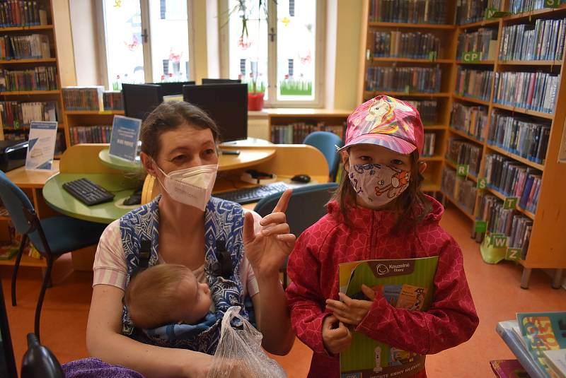 Krnované se letos poprvé vypravili do knihovny. Knihovníci měli radost, že se vrací čtenáři do dětského oddělení i do oddělení pro dospělé.