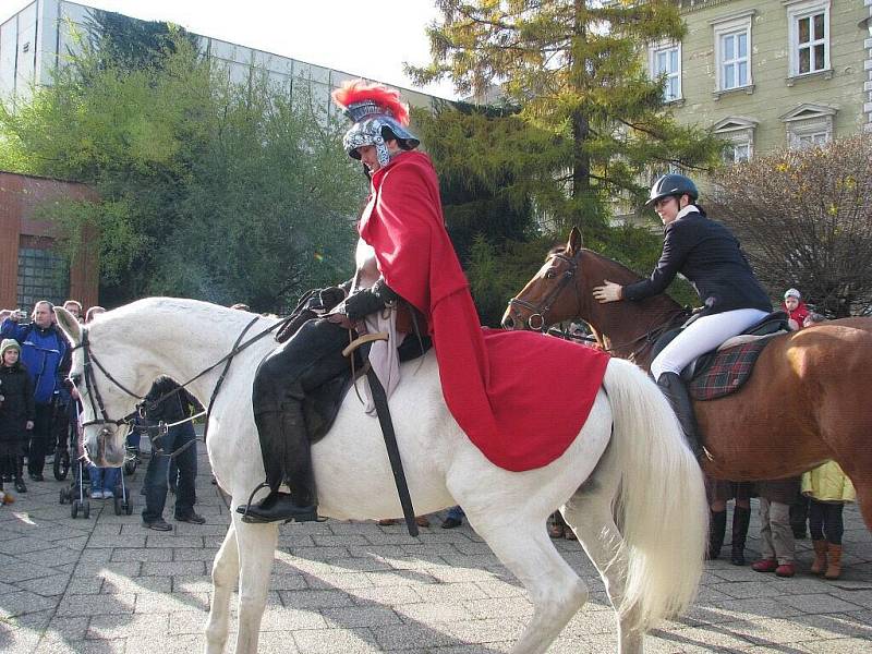 V neděli 15. listopadu zavítal do krnovských ulic průvod v čele se svatým Martinem na bílém koni.