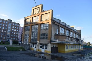 Sportovní hala Sokolovna je dílem slavného krnovského rodáka Leopolda Bauera. Její rekonstrukce začala 25. října 2023