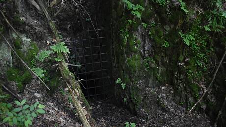 Vchody do  důlních děl v Suché Rudné byly ještě v devadesátých letech volně přístupné.  Pro lovce tajemných zážitků ideální místo pro hry na zlatokopy, horníky, jeskyňáře a dobrodruhy.