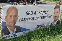 Kandidát do zastupitelstva Radek Zajíc a kandidát do senátu Ladislav Šupina na billboardech žertují o svých příjmeních.