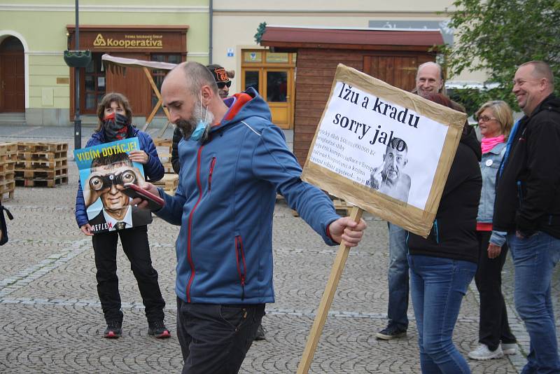 Na bruntálském náměstí se sešlo asi třicet demonstrantů, aby podpořili iniciativu Milion chvilek pro demokracii.