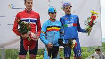 Tři nejlepší v poslední etapě. Zleva druhý Nor Hoelgaard, vítěz Belgičan Lambrecht a třetí Ital Carboni.