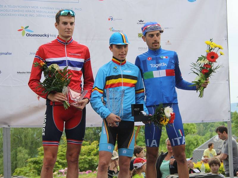 Tři nejlepší v poslední etapě. Zleva druhý Nor Hoelgaard, vítěz Belgičan Lambrecht a třetí Ital Carboni.