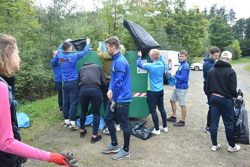 Krnované mohou být hrdí na hráče FK Krnov. Fotbalisté se zapojili se do úklidu odpadků v lese, aby šli ostatním příkladem.