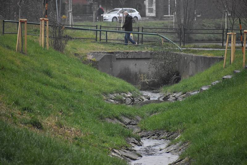 Kobylí potok v centru Bruntálu po revitalizaci vypadá skvěle.