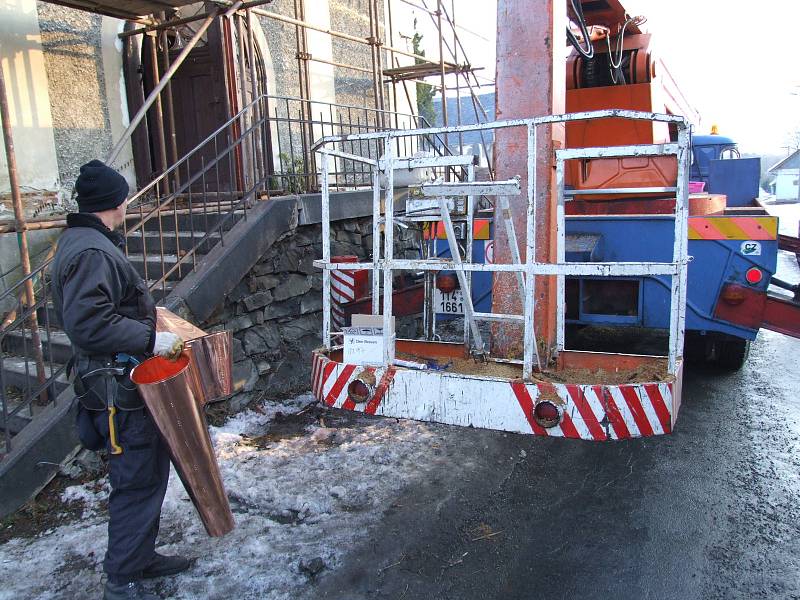 Býkovský kostel od války až do roku 2004 pořád jen chátral. Dnes má díky rekonstrukci novou fasádu, novou krytinu, nové jsou věž s bání, okna i dveře.