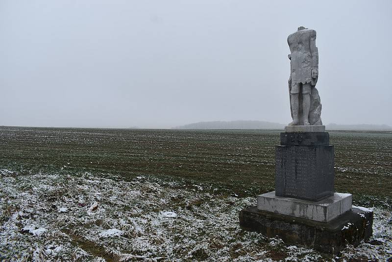 V Hlince před mnoha lety vandal změnil památník padlým  na Bezhlavého rytíře. V restaurátorské dílně rytířovi vrátí tvář, aby se zase stal důstojnou pietou.