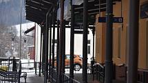 Nádraží v Jeseníku má dnes naprosto stejné sloupy jako nádraží v Housatech. Shoduje se vchod do restaurace, kolejiště v zatáčce i svahy v pozadí.