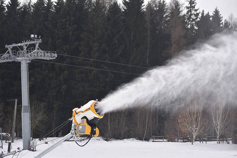 Vlekaři v Jeseníkách stále zasněžují  a příroda jim pomáhá. Ski areál Kopřivná v Malé Morávce zahájí zimní sezonu v pátek 10.12. v 18 hodin večerním lyžováním.