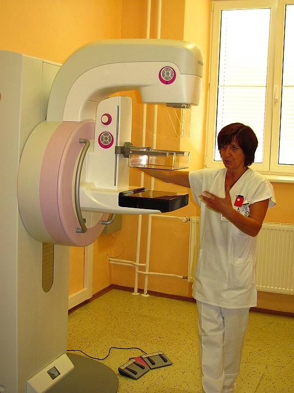 Vrchní sestra radiologického oddělení Helena Štefková ukazuje pohyblivost přístroje, který umí připravit snímky stojících, sedících i ležících pacientů z několika úhlů.