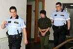 Mladík z Krnova obviněný z vraždy své jedenáctileté sestry u ostravského soudu, červenec 2011.